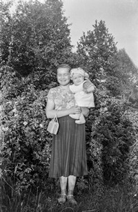 Lata 50. XX wieku. Młoda kobieta z Mołodycza z dzieckiem na ręku