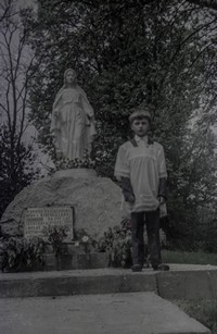 1984. Tomek Hubacz przy kapliczce Matki Bożej w Mołodyczu