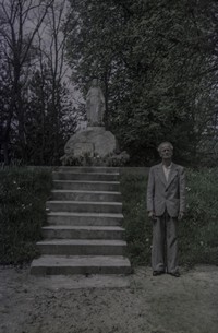 1984. Franciszek Hubacz przy kapliczce Matki Bożej w Mołodyczu