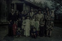 Lata 80. XX wieku. Rodzina Hubaczów z Mołodycza w dniu I Komunii córki Cecylii i Franciszka - Zosi 