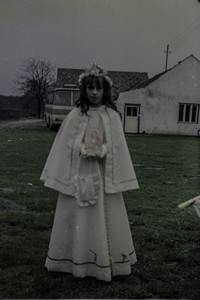 Lata 80. XX wieku. Maria Maczuga z Mołodycza w dniu swojej I Komunii św.