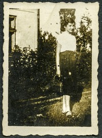 Lata 40. XX w. Czesława Urban (z domu Cetnarowicz) przed domem w Jarosławiu.
