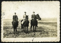 Lata 50. XX w. Trzech mężczyzn na koniach.