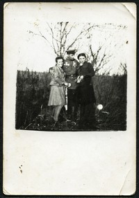 Lata 40. XX w. Teodozja Doda i Katarzyna Harian z pułkownikiem Armii ZSRR. Besarabia.