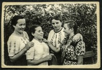 1945. Dziewczęta z Nielepkowic w Besarabii.
