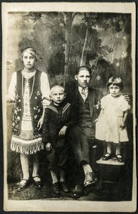 Lata 30. XX w. Fotografia rodzinna Krubów z Nielepkowic.
