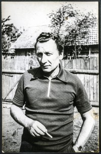 1975. Józef Dudek na podwórzu domu w Nielepkowicach.