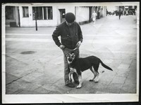 Lata 80. XX w. August Kruk na spacerze z psem. Legnica.