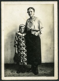 1936. Teodozja Doda z siostrą. Manasterz.