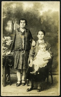 1929. Józefa Doda z córką i siostrą.