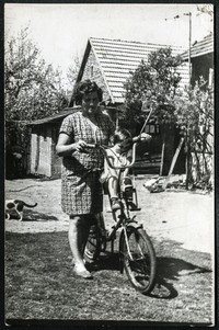 1978. Teodozja Dudek z wnuczką na rowerze.