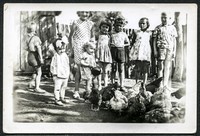 1965. Kuzynostwo karmiące kury podczas wakacji w Manasterzu.