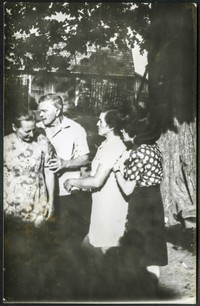 1975. Julia Kulpa z mężem i bratowymi.
