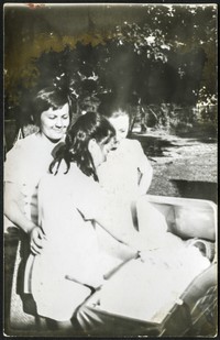 1975. Siostry Bożena i Grażyna Dudek z kuzynką Krystyną Dominik i jej córką.