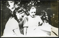 1975. Siostry Bożena i Grażyna Dudek z wózkiem.