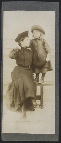 Lata 20. XX w. Fotografia kobiety z dzieckiem.