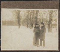 1913. Kulparków. Józefa Kruszyńska i Władysław Ruebenbauer zimą w parku. 