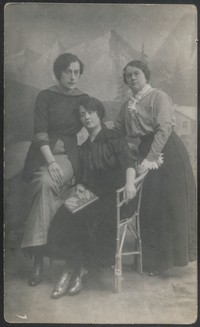 Lata 20. XX w. Fotografia trzech kobiet.