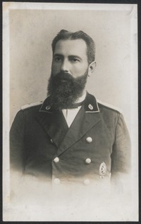 Lata 20. XX w. Zdjęcie portretowe mężczyzny.