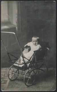 Lata 20. 20. w. Fotografia dziecka w wózku.