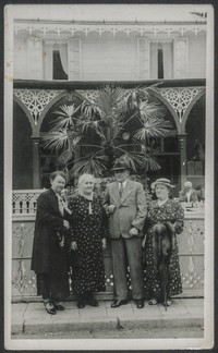 Lata 30. XX w. Fotografia trzech kobiet z mężczyzną.