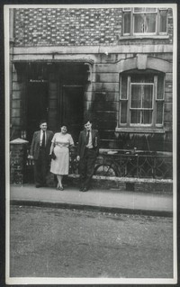 Lata 30. XX w. Fotografia dwóch mężczyzn z kobietą.