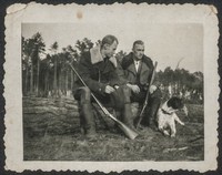 1942. Opaka. Fotografia dwóch mężczyzn z psem podczas polowania. Z lewej Jan Ruebenbauer.