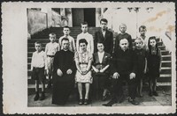 1946. Zdjęcie grupowe z uczniami.