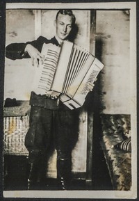 1942. Lubaczów. Jan Ruebenbauer z akordeonem.
