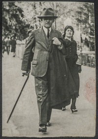 Lata 30. XX w. Fotografia mężczyzny z laską. W tle kobieta.