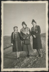 Lata 30. XX w. Fotografia trzech kobiet.