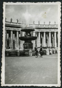 1938. Rzym. Kolumnada przed Bazyliką Św. Piotra.