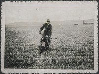 1946. Szkocja. Stanisław Ruebenbauer na motorze.