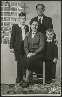 1954. Gdańsk. Wacława i Stanisław Ruebenbauerowie z synami.