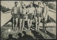 Lata 50. XX w. Fotografia młodych mężczyzn przed namiotem. 