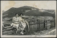 1957. Szczawnica. Fotografia kobiet  na tle panoramy gór.
