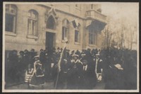 18.11.1918. Lwów. Uroczystość patriotyczna. Fragment pochodu - przemarsz młodzieży w strojach narodowych ulicami Lwowa.