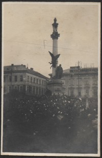 18.11.1918. Lwów. Uroczystość patriotyczna. Zgromadzenie pod pomnikiem Adama Mickiewicza we Lwowie.