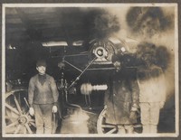 Lata 20. XX w. Województwo lwowskie. Mężczyźni stojący przed maszyną tartaczną.