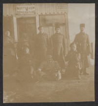 1914. Galicja. Żołnierze rosyjscy przed poczekalnią stacji kolejowej na obszarze zaboru austriackiego.