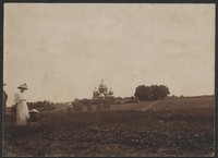 1911. Śmiłów pod Lwowem. Grupa kobiet na spacerze. W tle widoczne pola uprawne oraz budynek cerkwi.