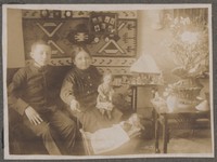 1914. Kulparków. Stanisław Kruszyński z siostrą Heleną trzymającą lalki.