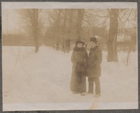 1915. Kulparków. Józefa Ruebenbauer z Władysławem Ruiebenbauerem podczas zimowego spaceru w parku w Kulparkowie.