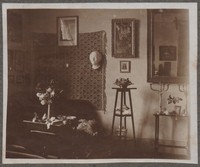 1915. Kulparków. Bogato zdobiony salon dziadków Kruszyńskich w Kulparkowie, z dużą ilością obrazów.