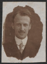 1915. Lwów. Zdjęcie portretowe Władysława Ruebenbauera.