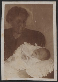 1915. Lwów. Maria z Eminowiczów Kruszyńska trzymająca na rękach małą Marię Ruebenbauer.