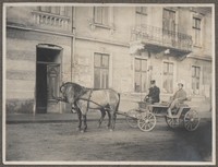 1923. Lubaczów. Fotografia przedstawiająca Rynek w Lubaczowie z zabytkową kamienicą i pojazdem konnym.