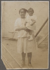 1916. Lwów. Helena Kruszyńska trzymająca na rękach Marię Ruebenbauer.