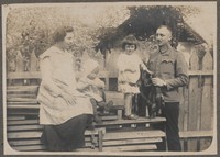 1918. Lubaczów. Józefa Ruebenbauer z dziećmi: Stanisławem i Marią. Obok Stoi brat Józefy Stanisław Eminowicz.