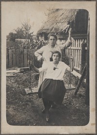 Lata 20. XX w. Lubaczów. Helena Kruszyńska i Jadwiga Lubieniecka podczas zabawy